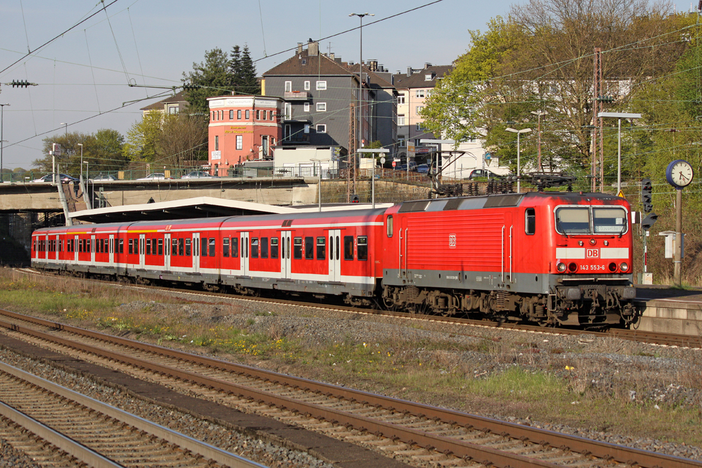 Die 143 553-6 als S8 in Wuppertal Steinbeck am 22,04,10