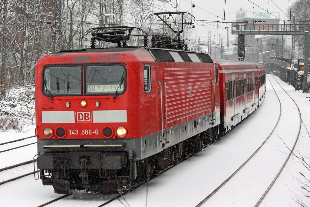 Die 143 586-6 als S8 richtung M,gladbach in Wuppertal Elberfeld am 01,02,10