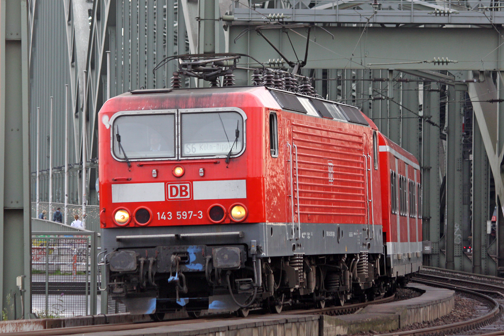 Die 143 597-3 in K�ln Hbf am 03,10,10