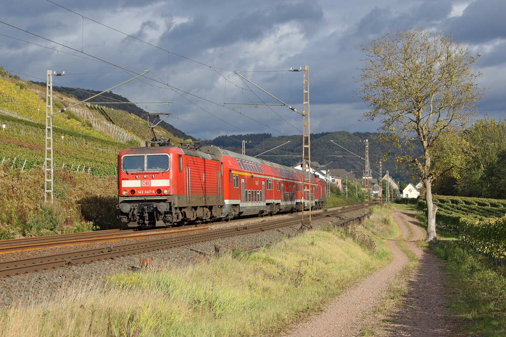 Die 143 647-6 mit der RB81 nach Trier in Pommern ( Mosel ) am 08,10,11