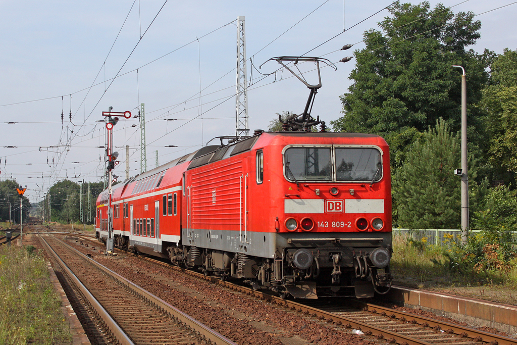 Die 143 809-2 in Calau (Niederl) am 17,08,11