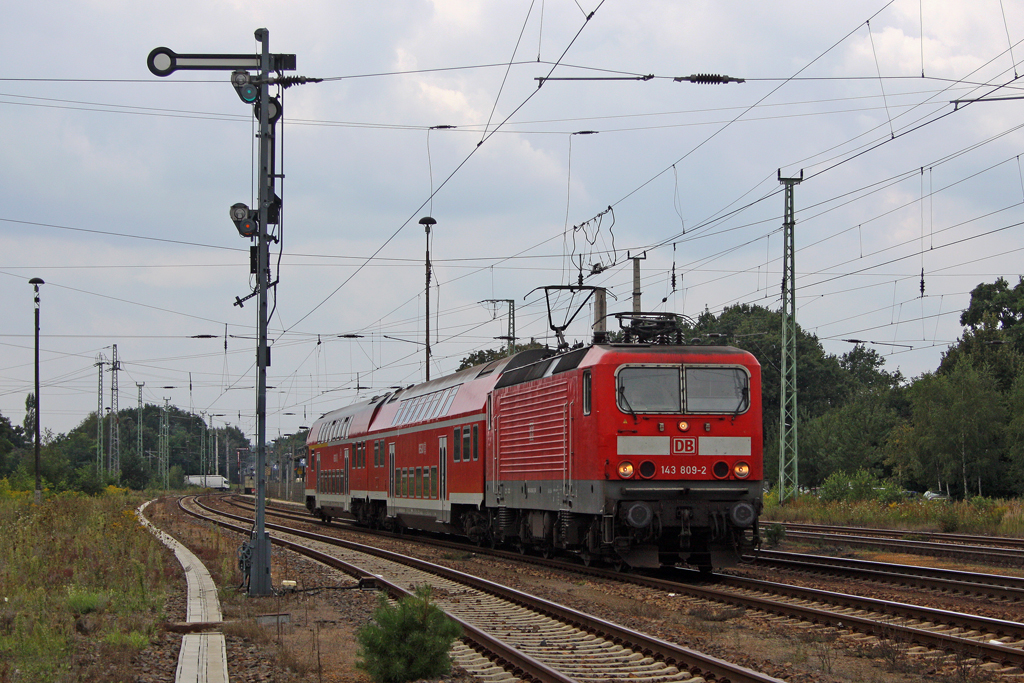 Die 143 809-2 in Calau (Niederl) am 17,08,11
