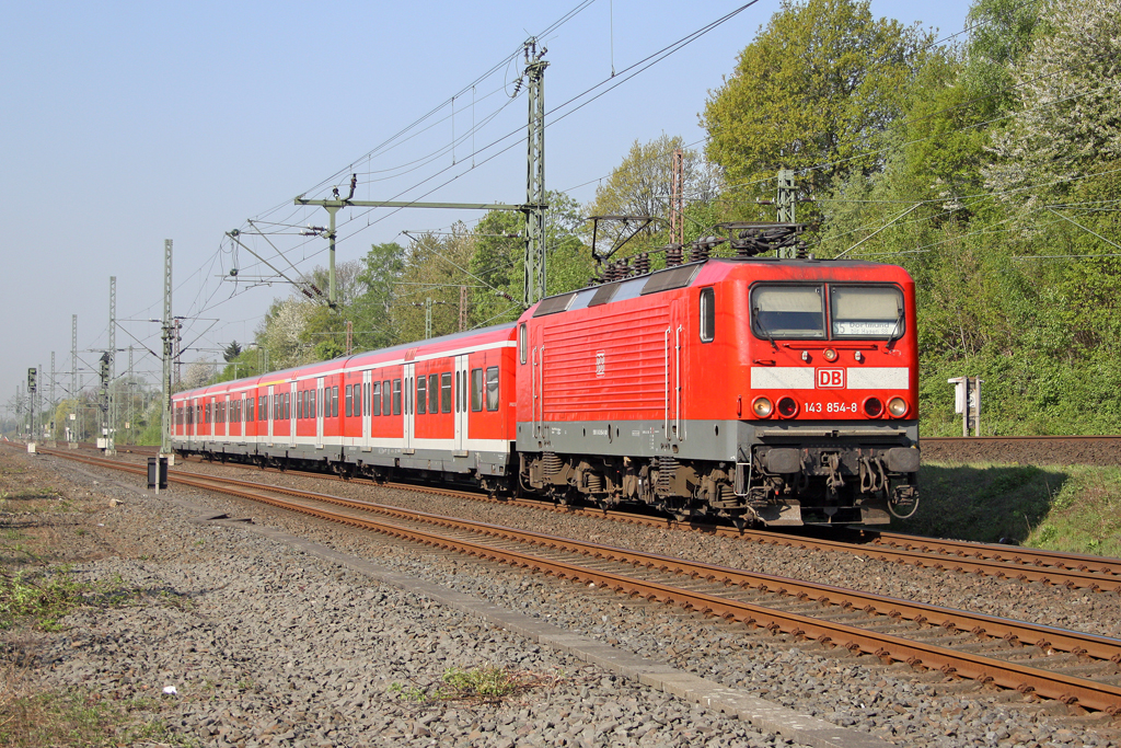 Die 143 854-8 in Wuppertal Vohwinkel am 20,04,11