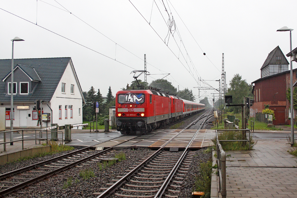 Die 143 872-0 ( leicht beschmiert ) in Brokstedt am 11,08,11 