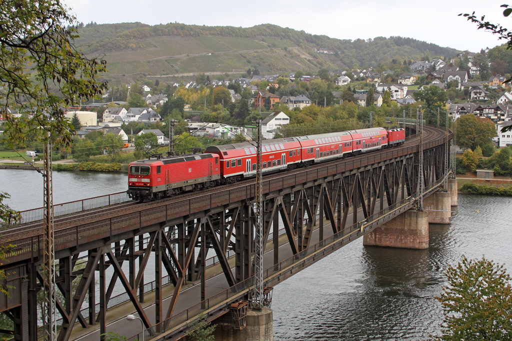 Die 143 873-8 als RB81 nach Trier auf der Doppelstockbr�cke von Bullay am 08,10,11