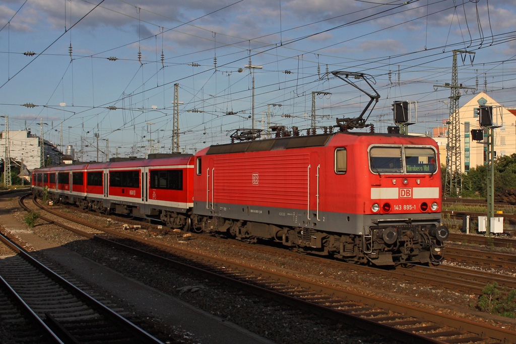 Die 143 895-1 bei der Einfahrt in N�rnberg Hbf am 19,08,10