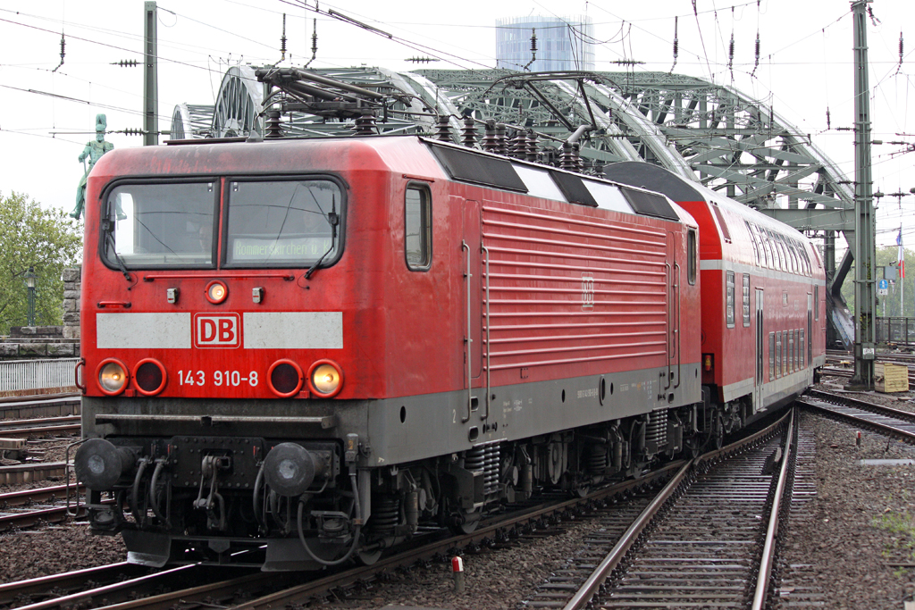 Die 143 910-8 in K�ln Hbf am 07,05,10