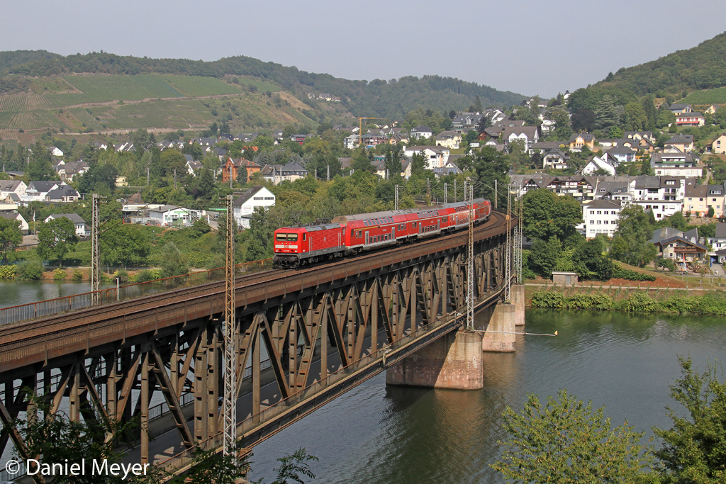 Die 143 919 und 143 174-1 mit der RB81 auf der Doppelstockbr�cke von Bullay am 03,09,12