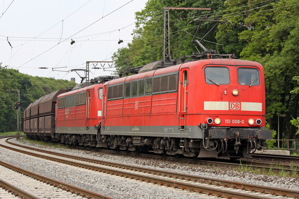 Die 151 008-0 und 151 XXX-X in Duisburg Neudorf am 25,05,10