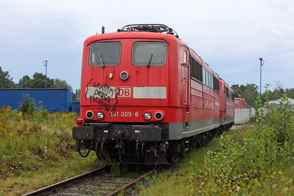 Die 151 009-8 und 151 154-2 warten vor den Toren der Firma Bender auf ihre Verschrottung in Opladen am 11,09,11