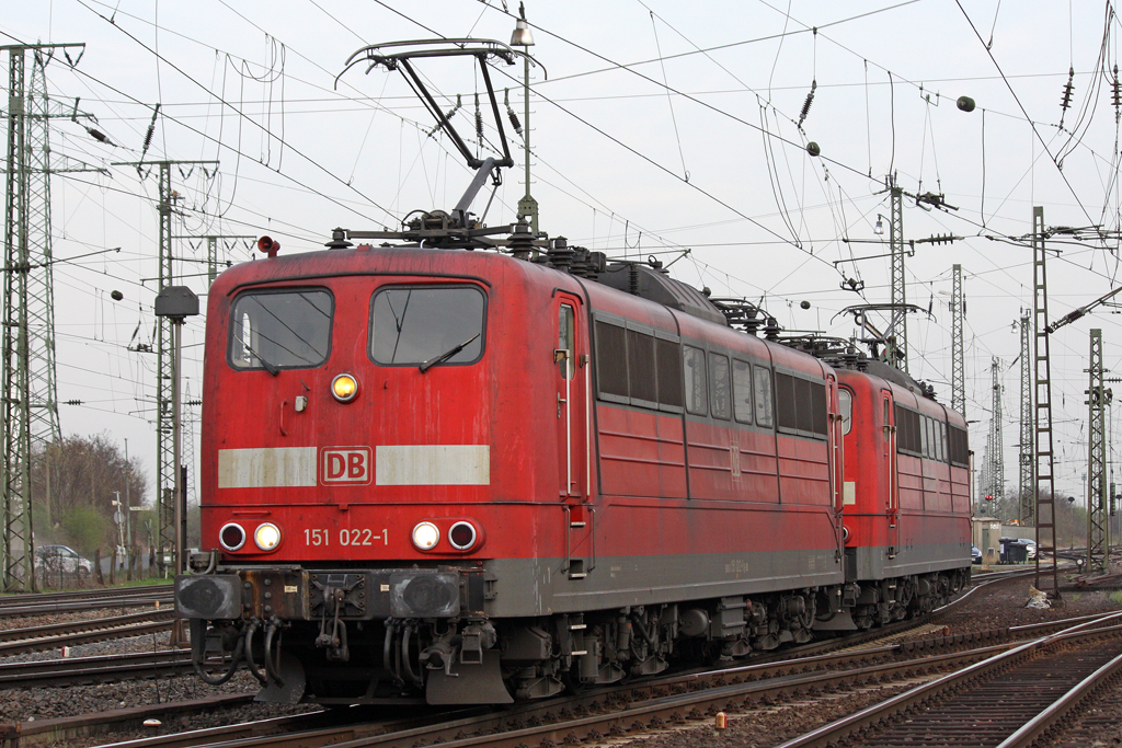 Die 151 022-1 und 151 143 in Gremberg am 07,04,10