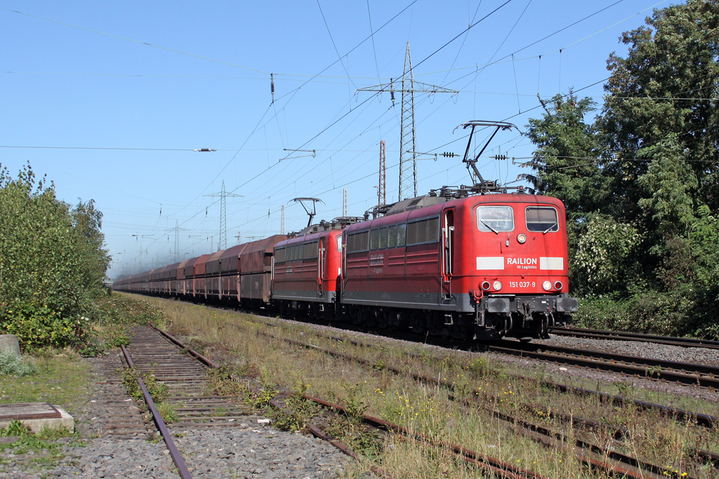 Die 151 037-9 und 151 128-6 in Ratingen Lintorf am 30,09,11