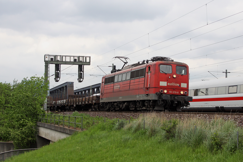 Die 151 070-0 auf der S�derelbbr�cke in Hamburg am 11,05,12