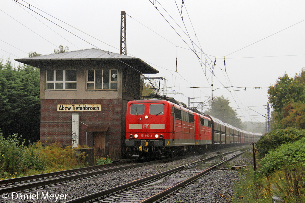 Die 151 093-2 und 151 097-3 mit einem Kohlebomber nach Dillingen H�tte in Ratingen Tiefenbroich am 05,10,12