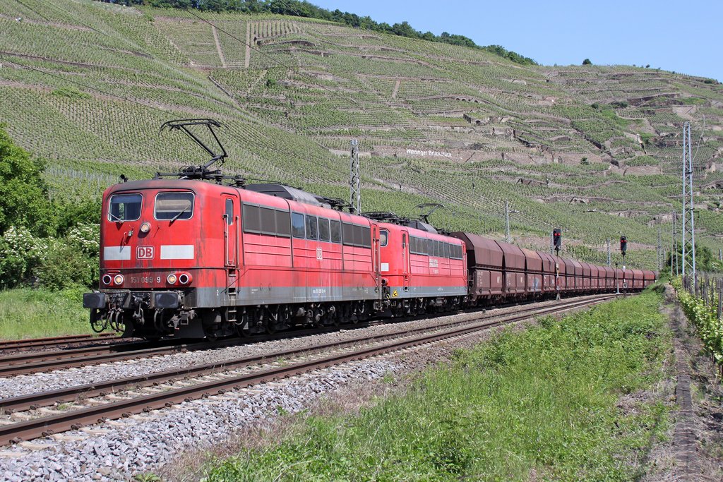 Die 151 099-9 und 151 xxx-x in Winningen (Mosel) am 05,06,10