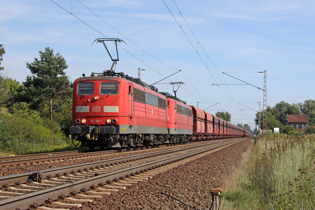 Die 151 116-1 und 151 112-0 mit einem Erzbomber in V�hrum am 20,08,11