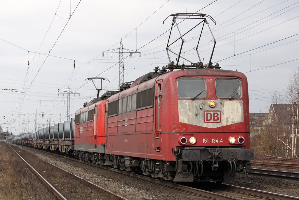Die 151 134-4 mit einen Stahlzug in Ratingen Lintorf am 19,03,10