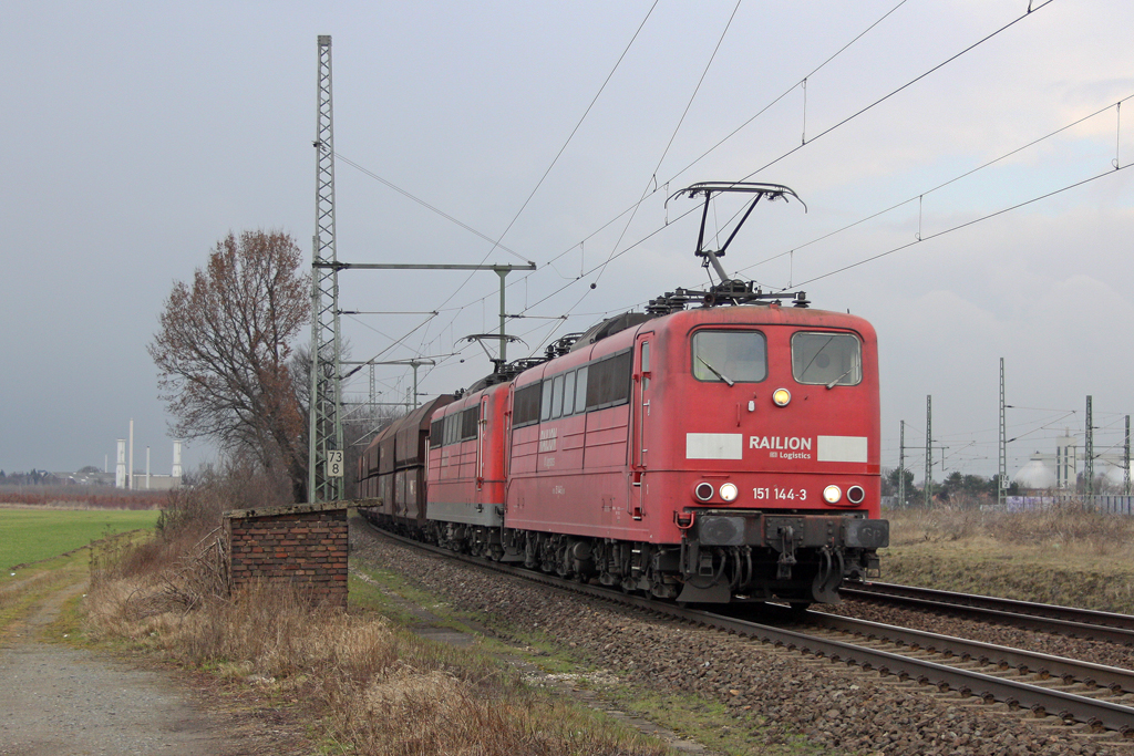 Die 151 144-3 und 151 087-4 mit einen 4000t Kohlebomber in Porz-Wahn am 08,03,12