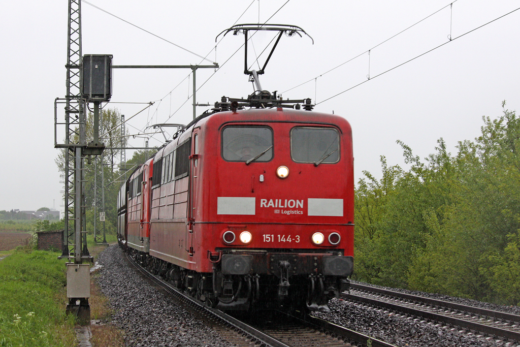 Die 151 144-3 in Porz Wahn am 06,05,10