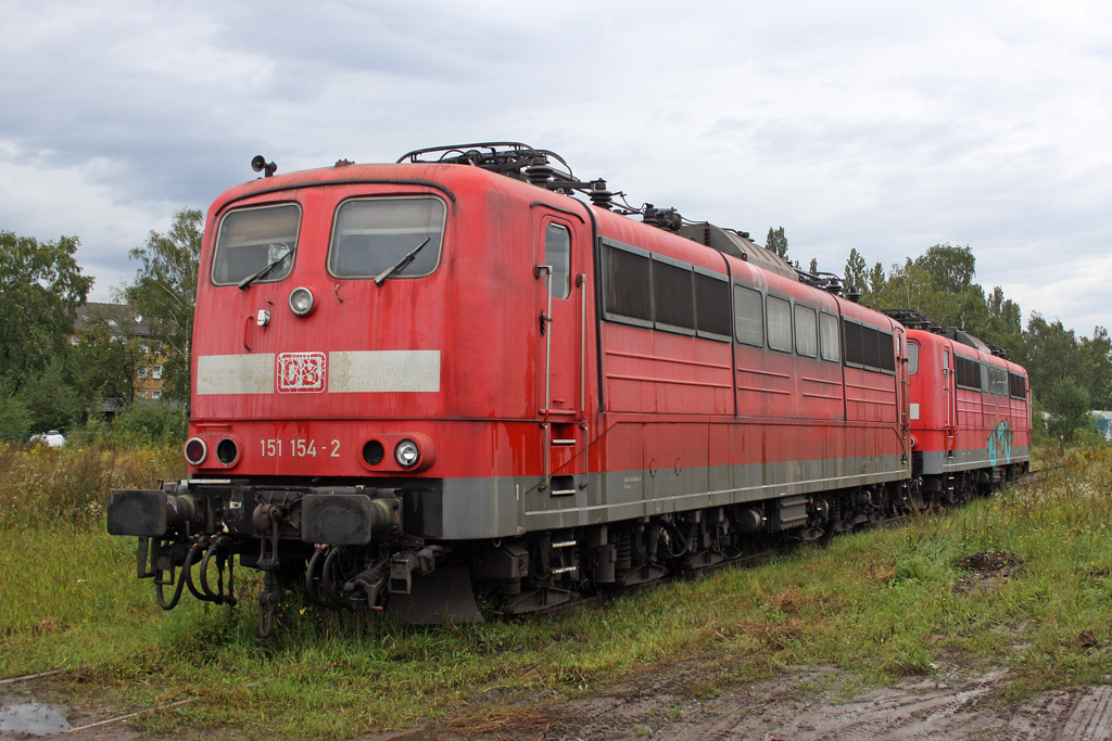 Die 151 154-2 und 151 009-8 warten vor den Toren der Firma Bender auf ihre Verschrottung in Opladen am 11,09,11