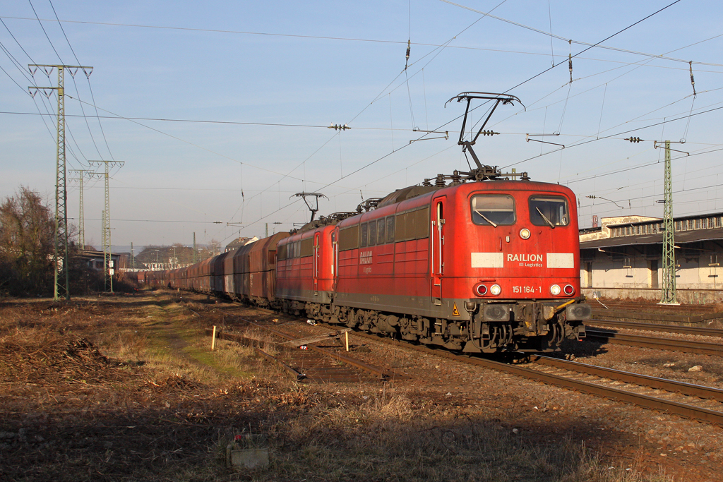 Die 151 164-1 und 151 135-1 in Koblenz L�tzel am 09,02,11