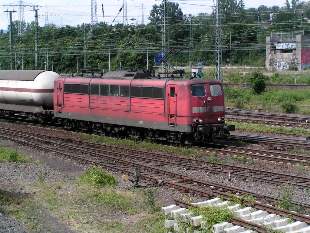 Die 151er ist so verdreckt das ich die genaue Loknummer nicht mehr Lesen kann. Ich denke die haben so viel zu schaffen das keine Zeit f�r eine Reinigung bleibt. Sie kam vom Rhein und f�hrt gerdae durch Wiesbadne Ost.

Patrick Emelius