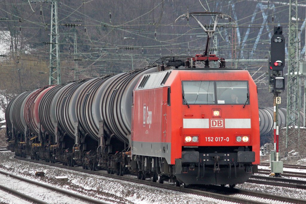 Die 152 017-0 mit einen Kesselzug in K�ln West am 06,01,10