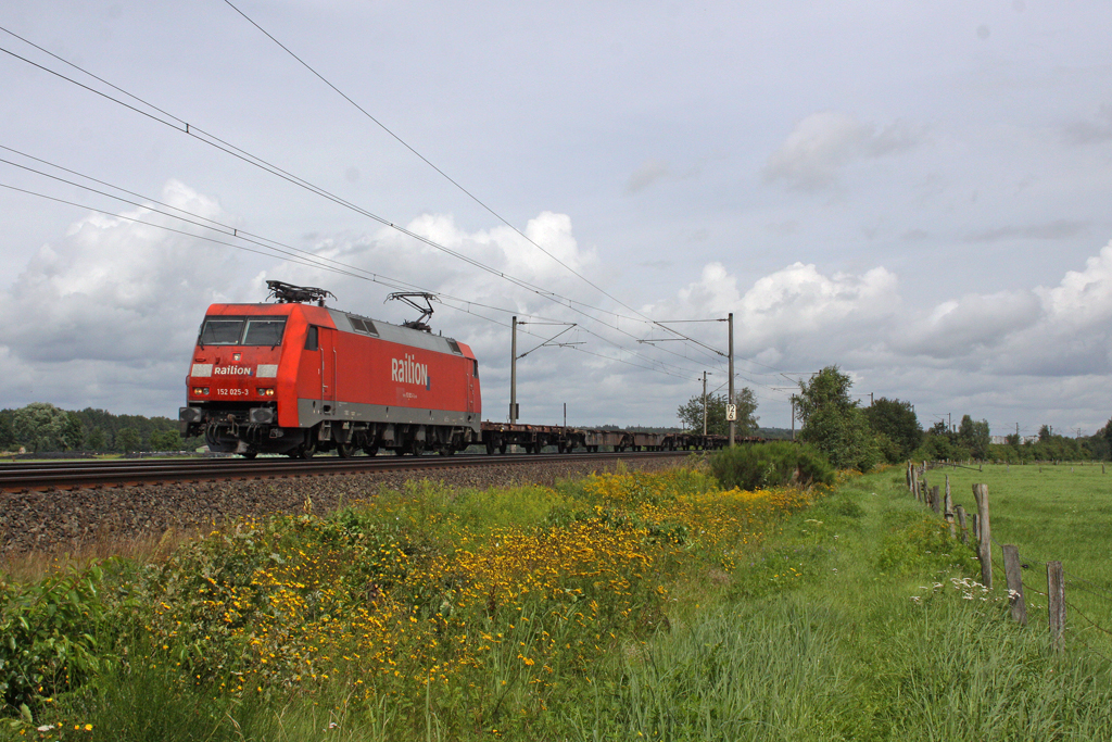 Die 152 025-3 in Ramelsloh am 10,08,11