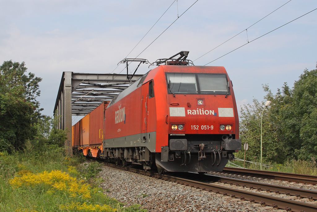 Die 152 051-9 in Schkopau am 18,08,11