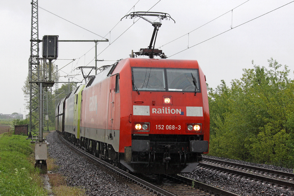 Die 152 068-3 und 152 005-5 in Porz Wahn am 06,05,10