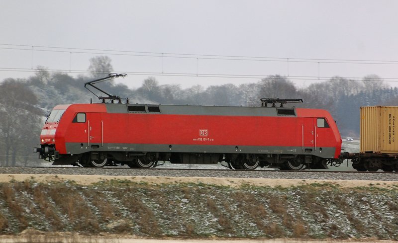Die 152er mit der besonderen Nummer! 152 151-7, aufgenommen am 15.12.09, Strecke Augsburg-Ulm, kurz vor Burgau.