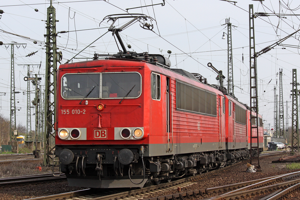 Die 155 010-2 mit einer 155 und 151 im schlepp in Gremberg am 07,04,10