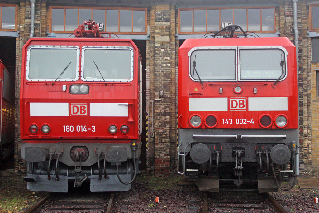 Die 180 014-3 und 143 002-4 beim Sommerfest im DB Museum Halle (Saale) am 02,07,11