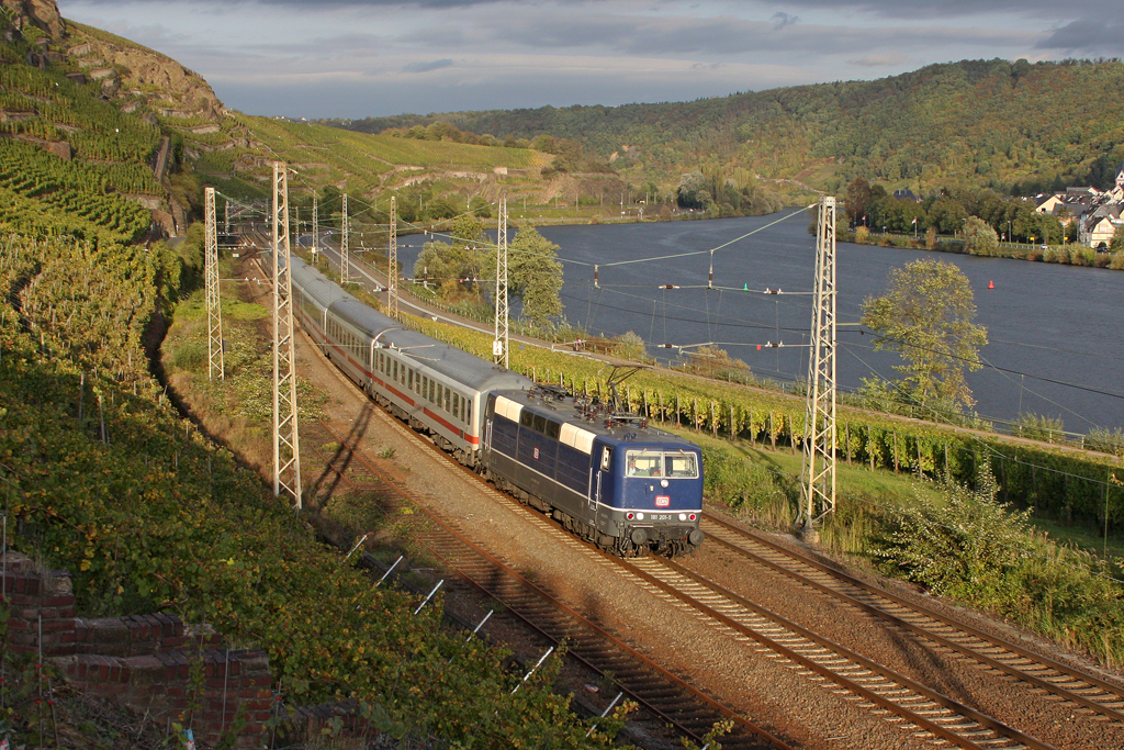 Die 181 201-5 in Winningen ( Mosel ) am 10,10,11