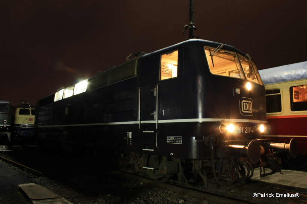 Die 181 206 mit volleingeschalteter Beleuchtung im DB Museum Koblenz L�tzel