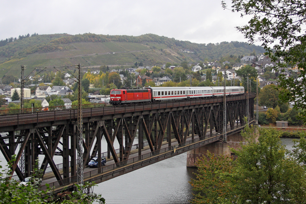 Die 181 210-6 auf der Doppelstockbr�cke von Bullay am 08,10,11