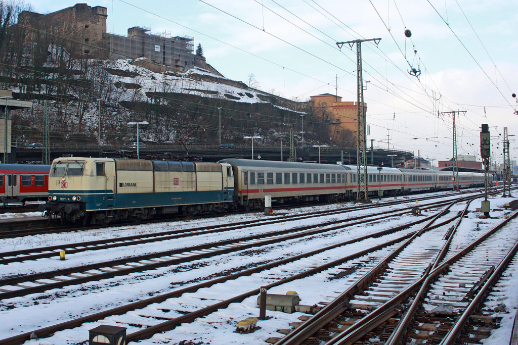 Die 181 211-4 mit IC 135 nach Norddeich Mole in Koblenz Hbf am 02,01,11