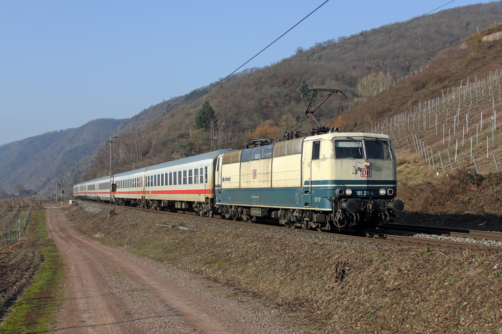 Die 181 211-4 mit IC 135 in Pommern (Mosel) am 29,01,11
