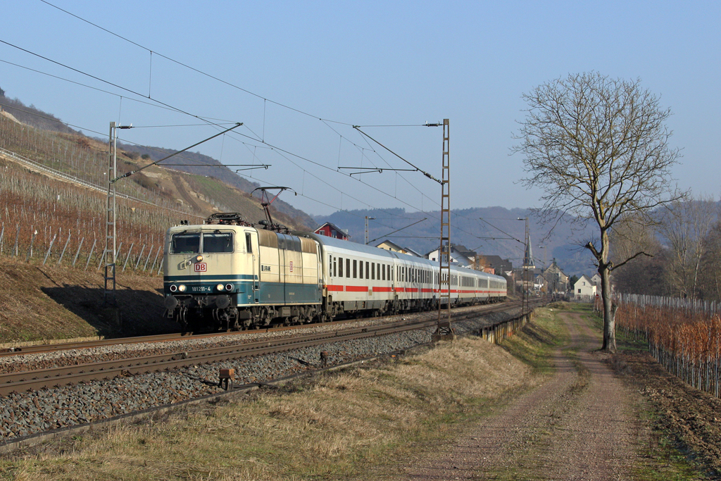 Die 181 211-4 mit IC 136 in Pommern (Mosel) am 29,01,11