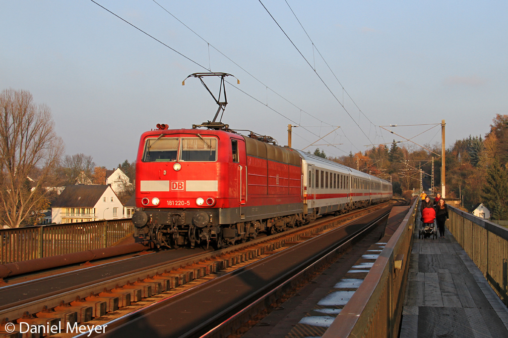 Die 181 220 mit IC 134 nach Luxembourg auf der Koblenz G�lser Eisenbahnbr�cke am 19,11,12