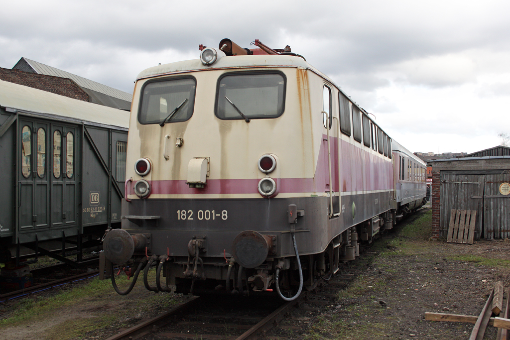 Die 182 001-8 im DB Museum Koblenz-L�tzel am 04,04,10