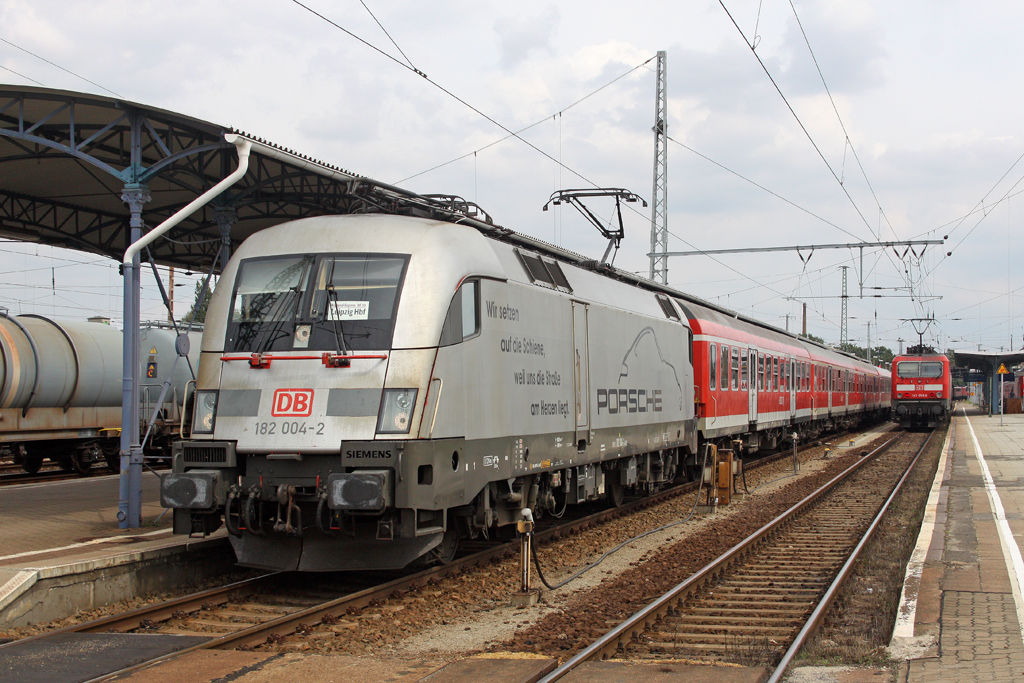 Die 182 004-2 und 143 058-6 in Cottbus Hbf am 17,08,11