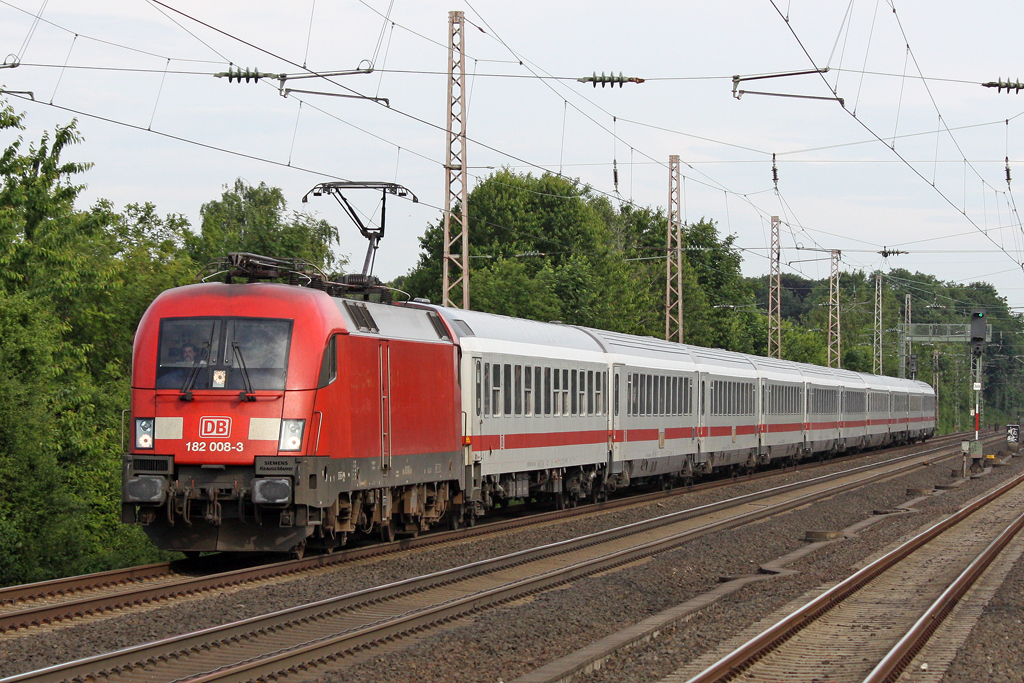 Die 182 008-3 mit IC 2022 in D�sseldorf Eller S�d am 17,06,10