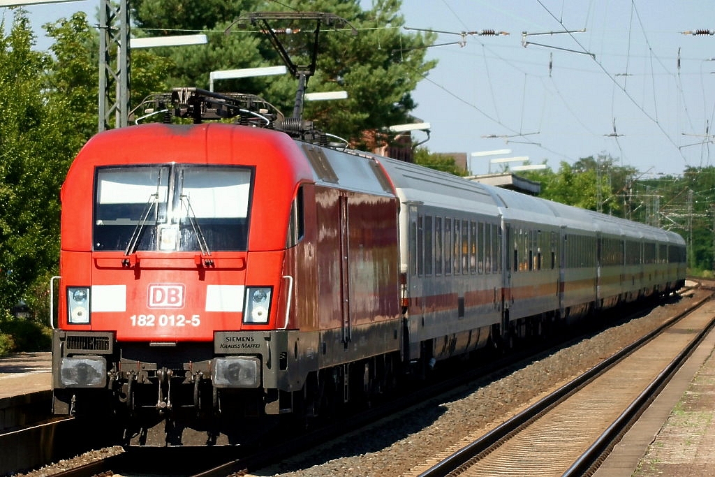 Die 182 012-5 mit einem IC aufgenommen in Raunheim am 20.07.2010.