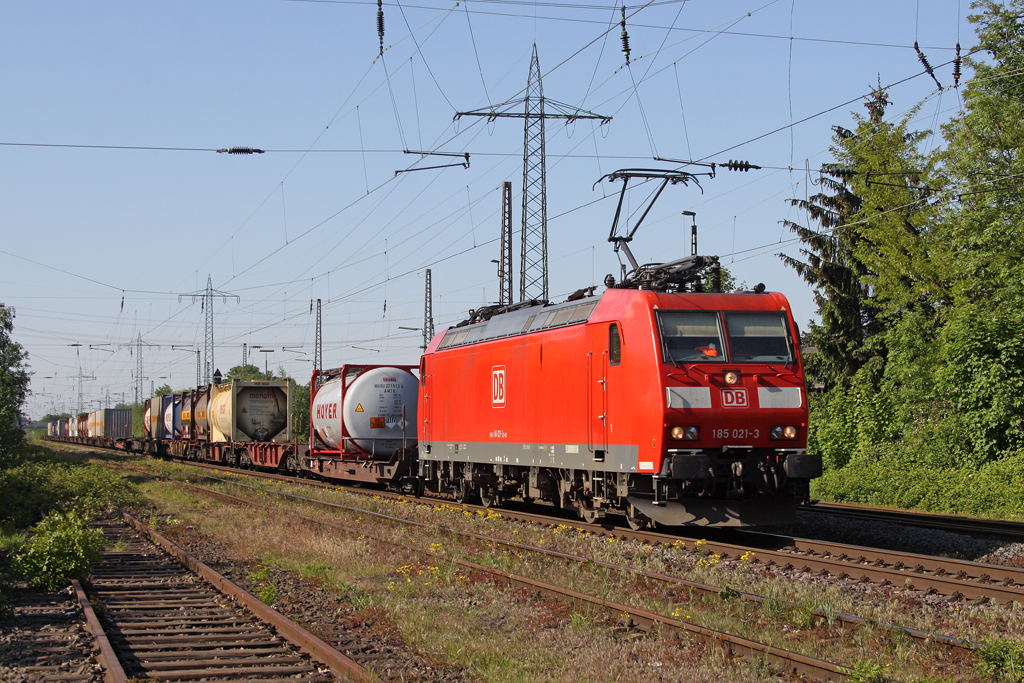 Die 185 021-3 in Ratingen Lintorf am 03,05,11