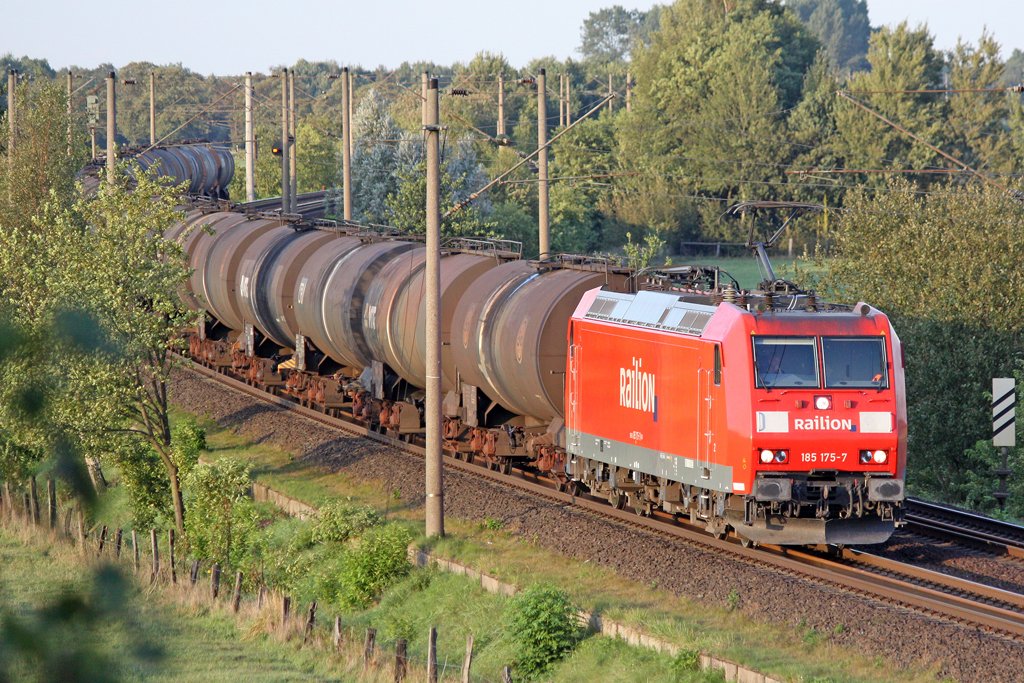 Die 185 175-7 bei der durchfahrt durch H�rsten, am 04,09,09