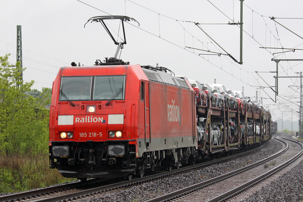 Die 185 218-5 mit einen AUDI Autozug in Porz Wahn am 06,05,10