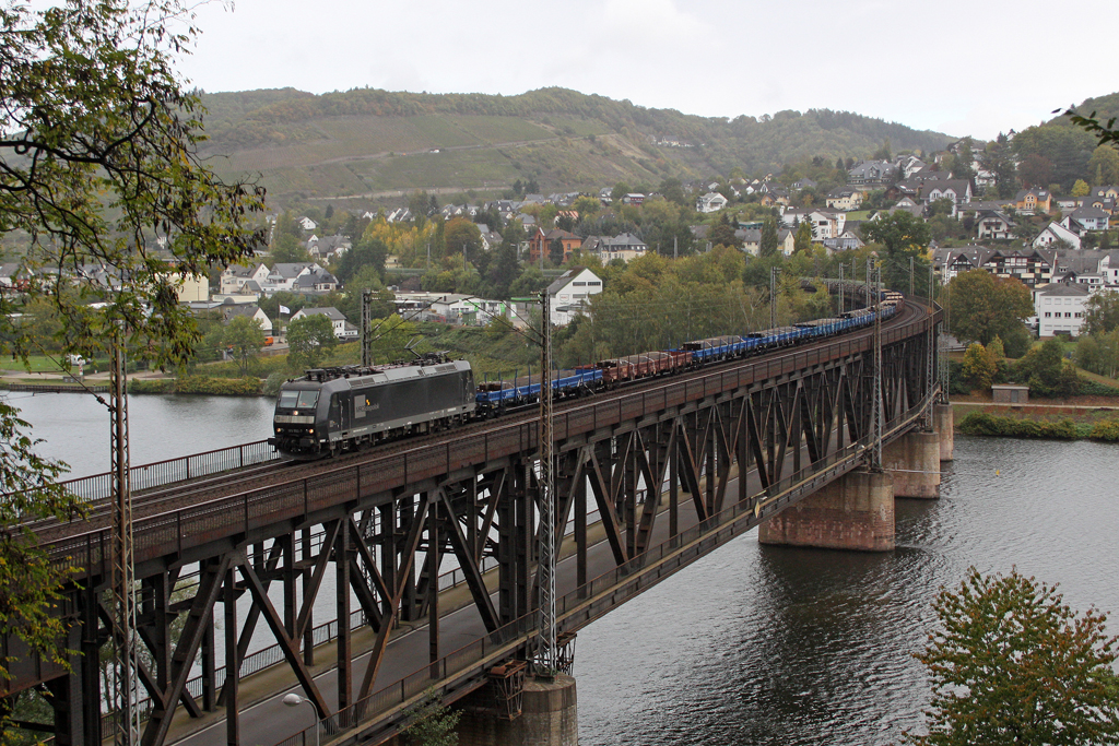 Die 185 552-7 auf der Doppelstockbr�cke von Bullay am 08,10,11