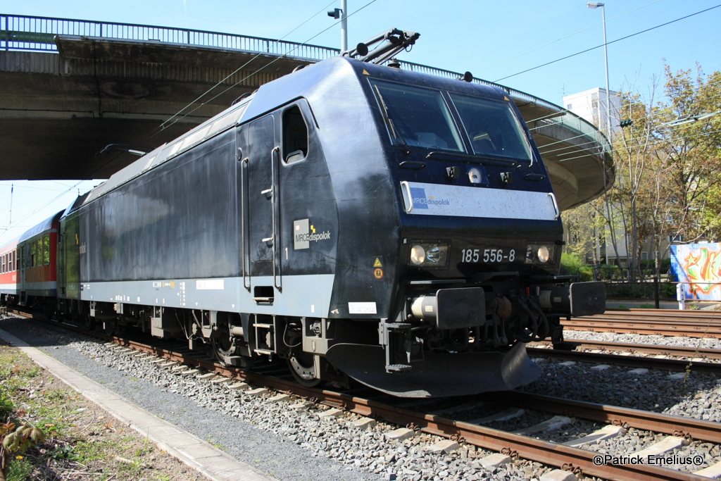 Die 185 556-8 der MRCE wird nicht mehr lange bei DB Regio Baern sein. Es wird bald alles Vehrkehrsrot sein und mit Triebwagen gefahren. Ich fande das Schwarz-Wei�e Design vor den Roten N-Wagen eigentlich sehr passend. Am 23.04.2010 in Ffm-Griesheim
