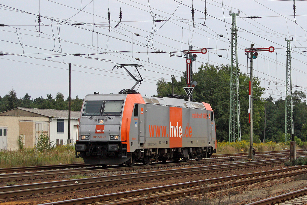 Die 185 583-2 der HVLE in Calau (Niederl) am 17,08,11